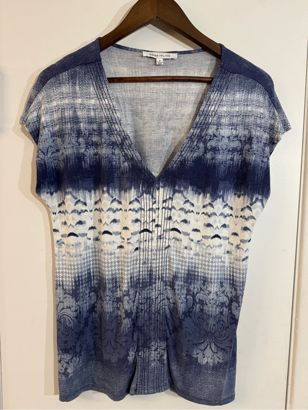 Rose & Olive Navy and White V‑Neck Short Sleeve Knit Top